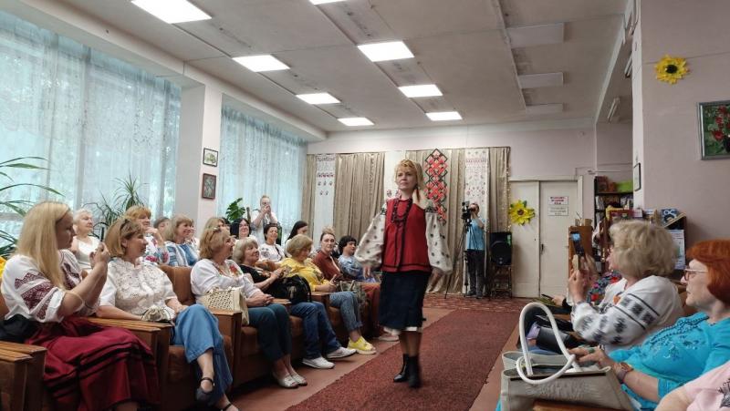 Від сорочок сторічної давнини до сучасної моди: у Кременчуці на подіумі в бібліотеці ожила історія вишиванки