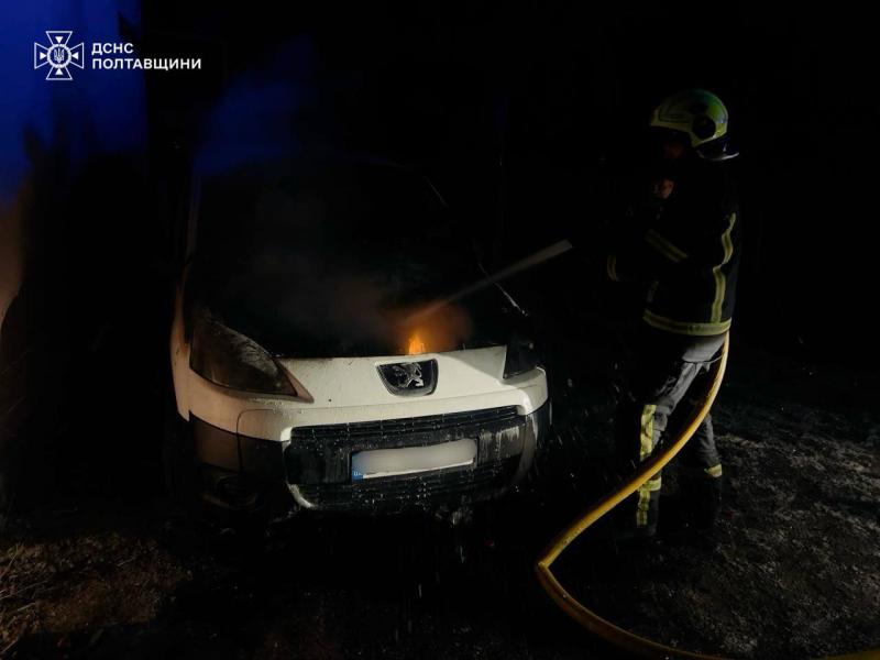 У Кременчуці на проспекті Свободи загорівся легковий автомобіль (Доповнено)