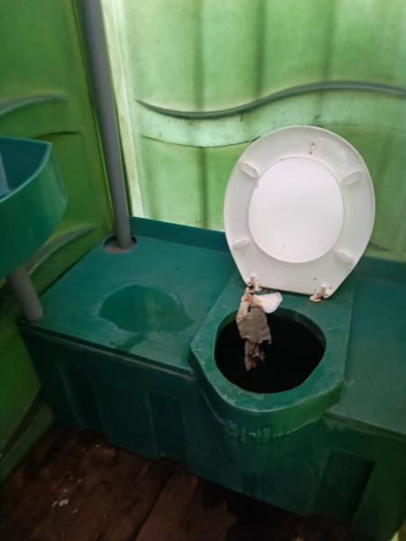 Туалет-привид у парку на Молодіжному: він ніби є, але скористатися ним неможливо