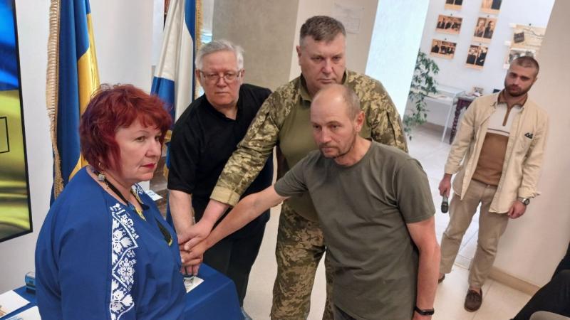 Пам’ять, що летить у світ: у Кременчуці презентували конверти на честь полеглих воїнів