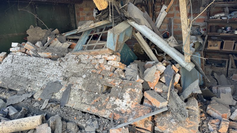 Уламки російського дрона пошкодили приватні будинки у Кременчуцькому районі