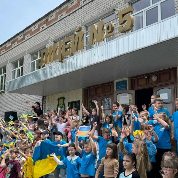 «Єднаймося заради перемоги»: у ліцеї №5 відбувся концерт на підтримку ЗСУ