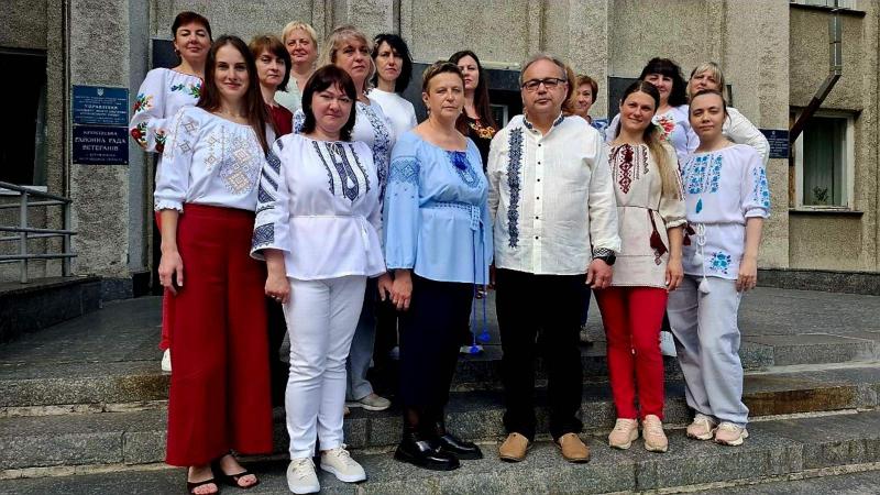 У Кременчуці відзначають День вишиванки: соцмережі заполонили патріотичні світлини