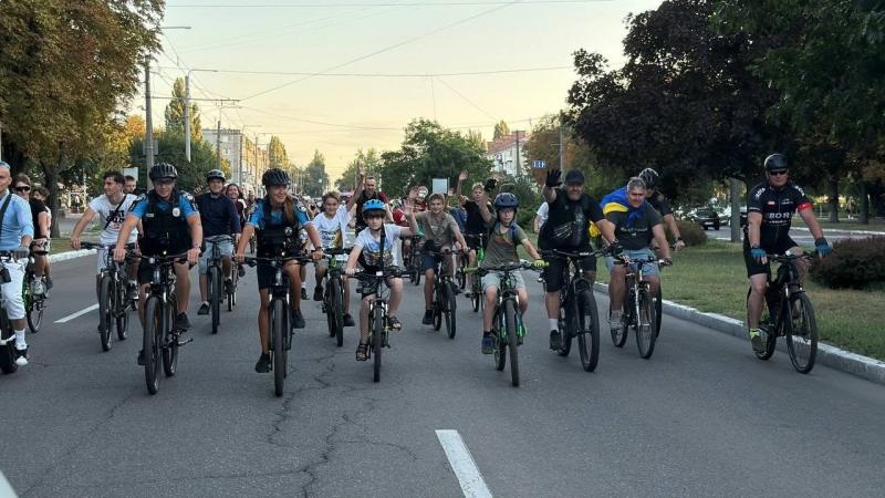 Понад 300 велосипедистів та понад 8 тисяч гривень для ЗСУ: у Кременчуці відбувся традиційний велопарад