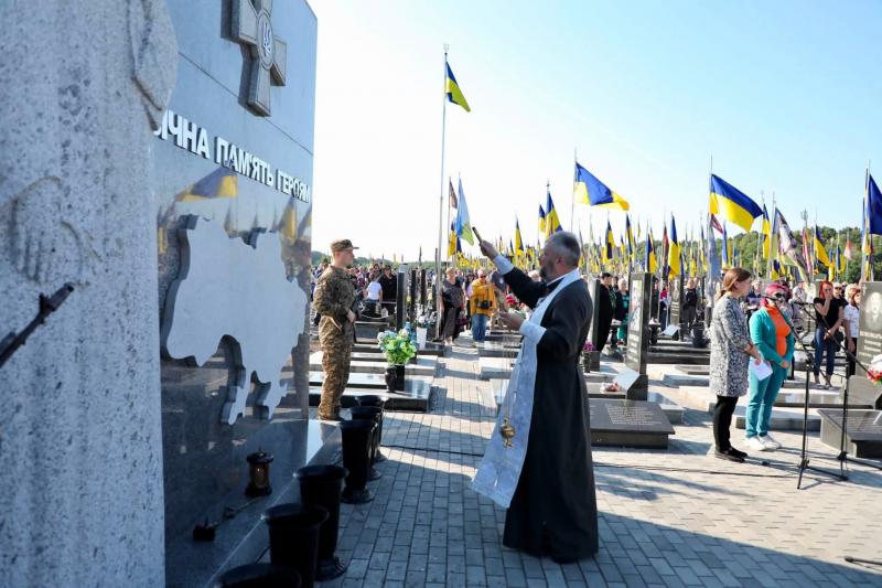 На Свіштовському кладовищі Кременчука вшанували загиблих Героїв