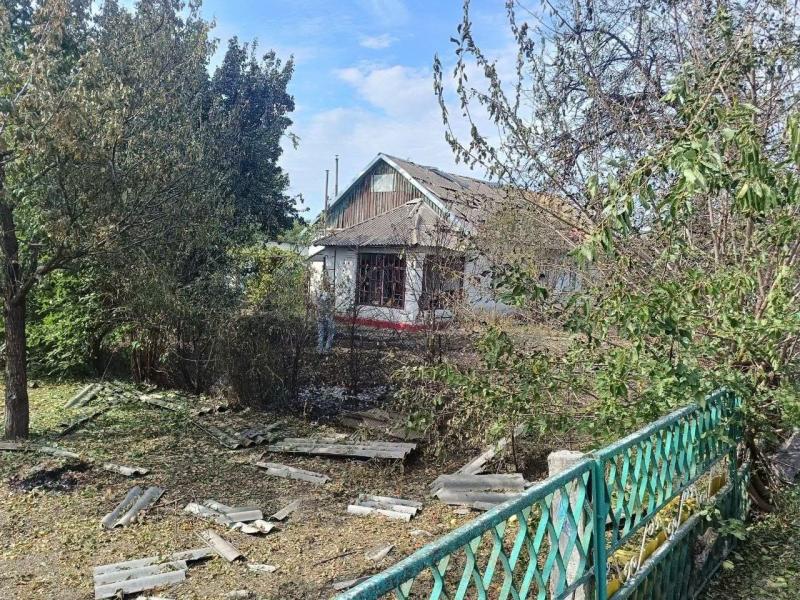 Пошкоджені дахи, вікна та огорожі: у Кременчуцькому районі ліквідовують наслідки ворожої атаки