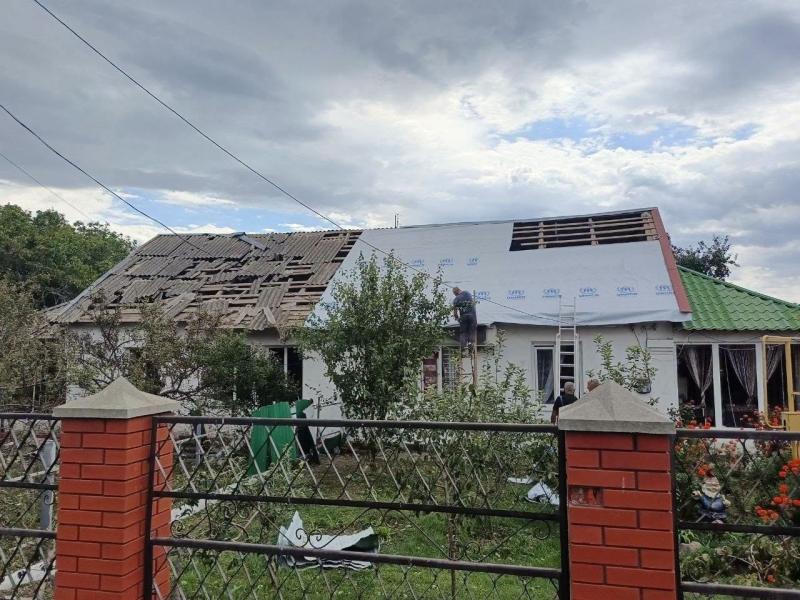 Пошкоджені дахи, вікна та огорожі: у Кременчуцькому районі ліквідовують наслідки ворожої атаки