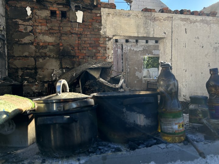 «Залишилися надворі без нічого»: будинок родини із Кременчука повністю згорів внаслідок обстрілу