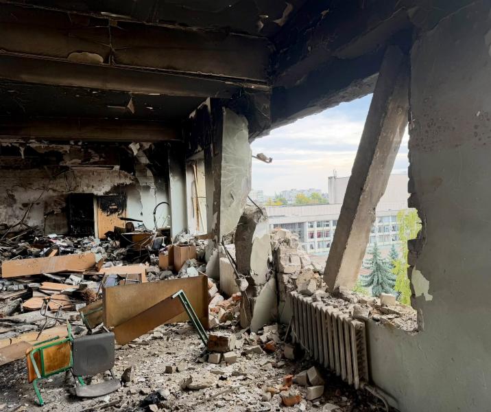 Жахливі наслідки російської атаки у Кременчуці: показали розтрощені аудиторії університету та вибиті вікна МПК