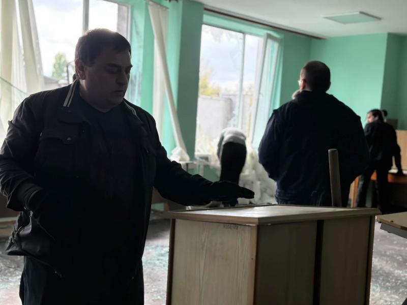 Розбите скло, пошкоджений дах і врятоване обладнання: як у КрНУ ліквідовують наслідки нічного удару