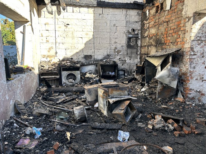 «Залишилися надворі без нічого»: будинок родини із Кременчука повністю згорів внаслідок обстрілу