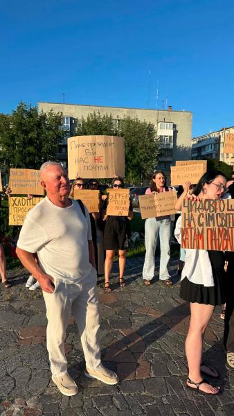 «Ми говоримо за тих, у кого на передовій забирають право голосу»: у Кременчуці люди вийшли на акцію протесту