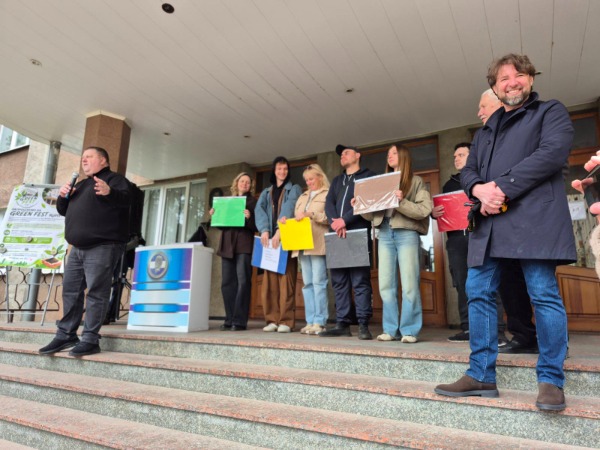 У КрНУ пройшов екологічний захід GREEN FEST: від висадки квітів до створення «квітучих листівок»