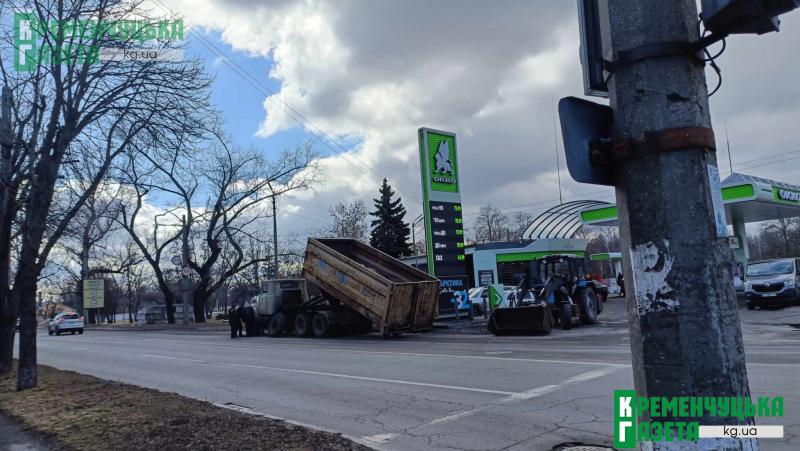 Міст «став»: як один поламаний сміттєвоз змусив увесь центр Кременчука зачекати