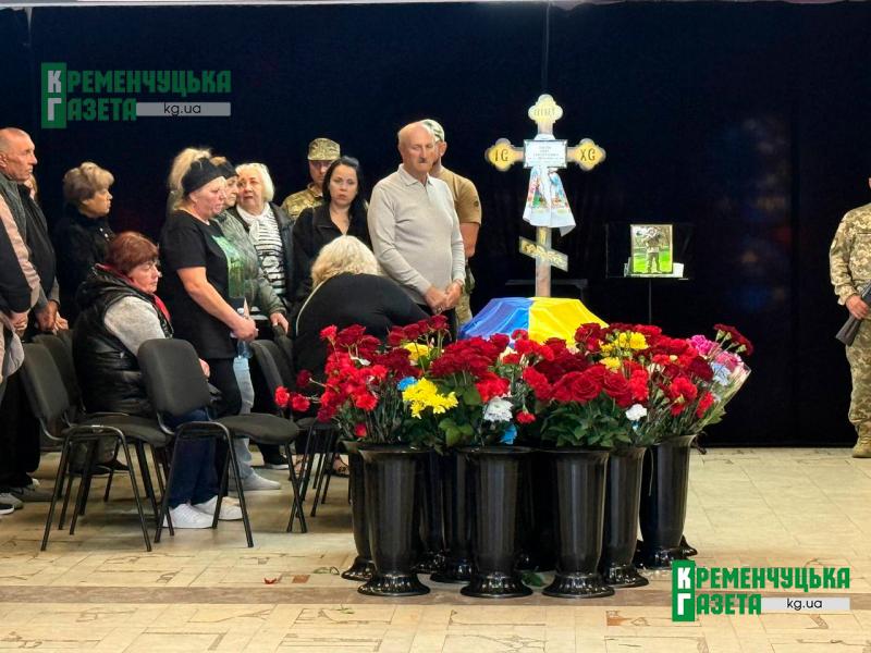 Нічого не боявся і пішов добровольцем: у Кременчуці попрощалися з полеглим захисником Олегом Овсієм