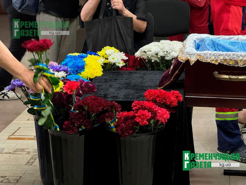 Кременчук провів в останню путь Романа Ведмедя — захисника, який став 22-м загиблим випускником гімназії №16
