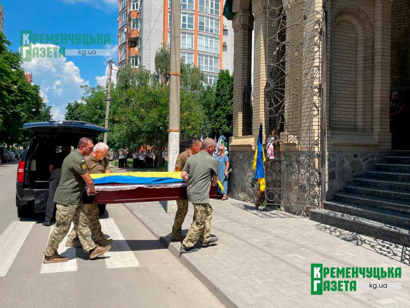 Повернувся додому «на щиті»: Кременчук віддав останню шану Захиснику Ігорю Стабронніку