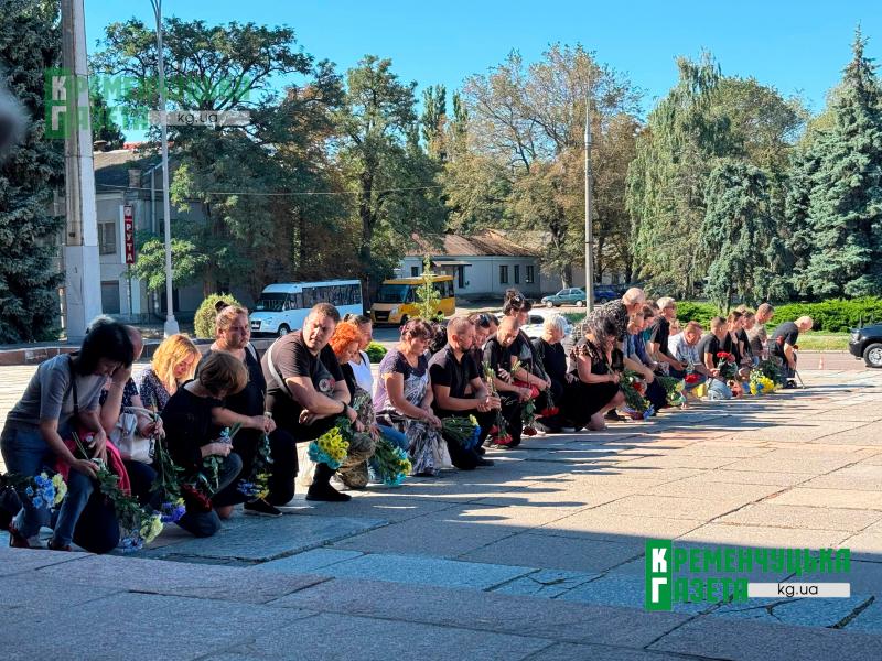 «Серце розривається від болю»: у Кременчуці провели в останню путь воїна Микиту Нестерова