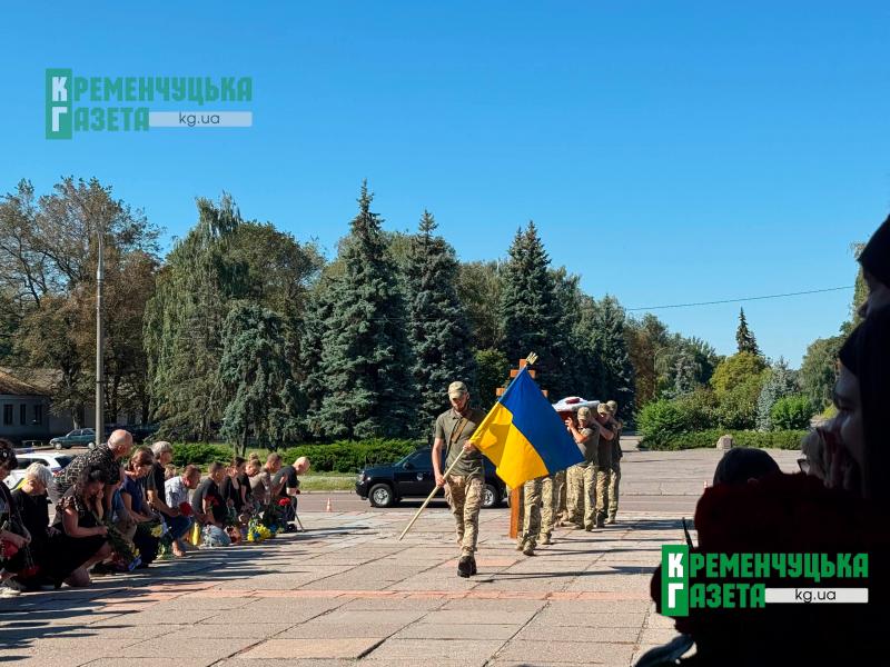 «Серце розривається від болю»: у Кременчуці провели в останню путь воїна Микиту Нестерова