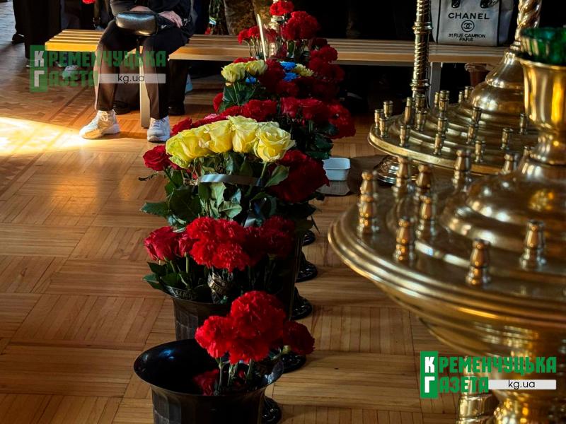 «Він за нас, за всіх нас, віддав себе»: у Кременчуці попрощалися із загиблим Захисником Михайлом Міскуном