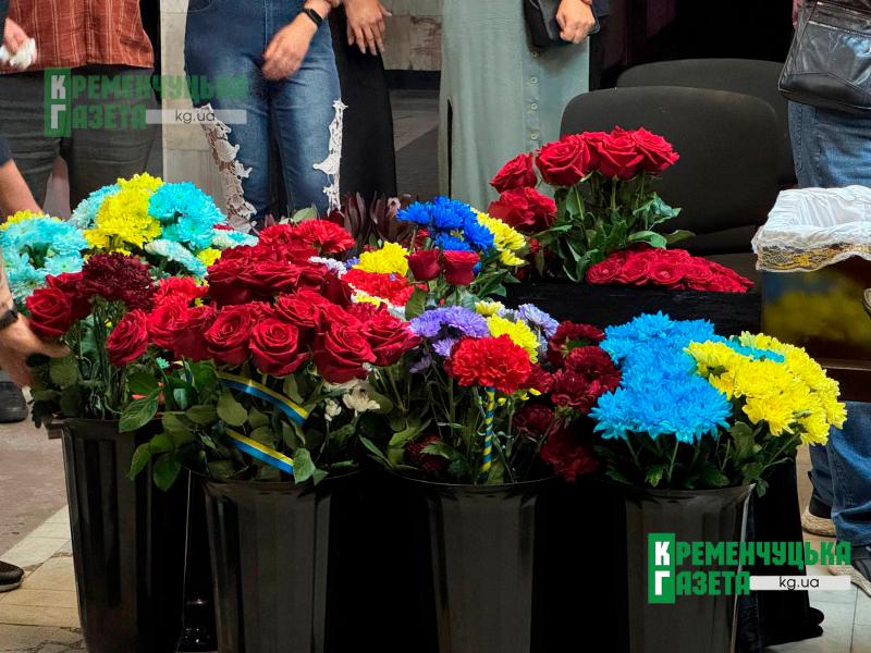 «Серце розривається від болю»: у Кременчуці провели в останню путь воїна Микиту Нестерова