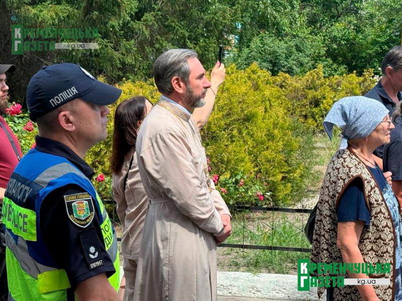 Нова спроба хресного ходу? Чому представники УПЦ знову прийшли під стіни Свято-Троїцького храму та чим це закінчилося