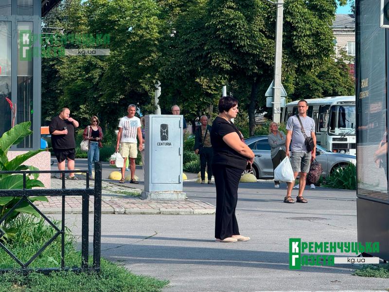 На декілька хвилин у центрі Кременчука зупинився рух: містяни вшанували пам’ять загиблих в Оленівці та всіх полеглих Захисників
