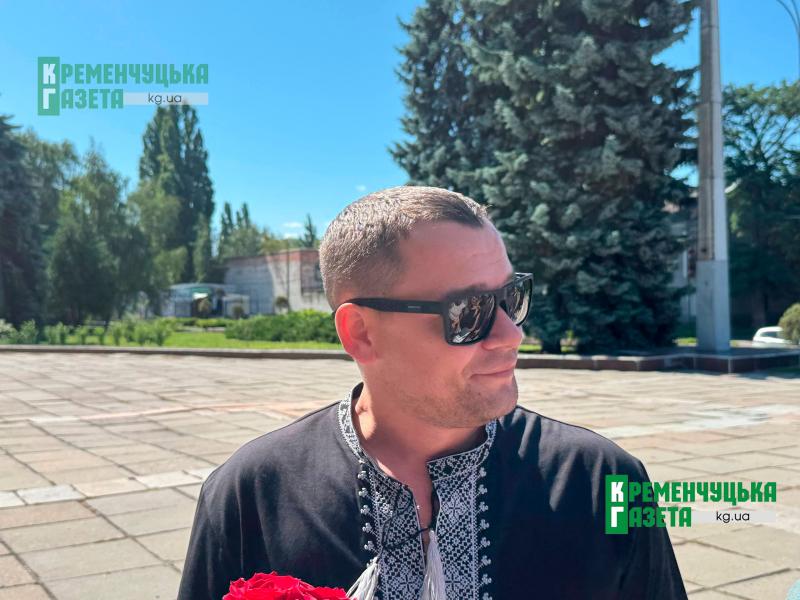 Навіки повернувся додому: Кременчук на колінах попрощався з воїном Артемом Комарчуком