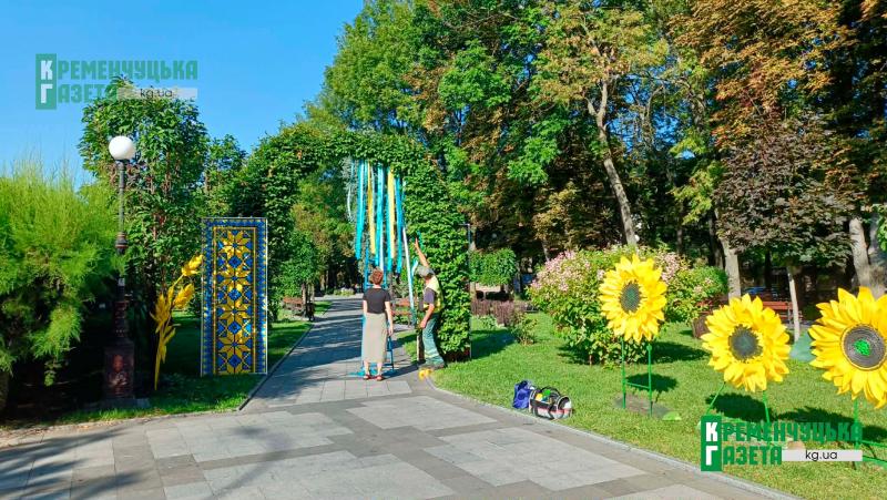 З соняшниками, аркою та «вишиванками» на деревах: як центр Кременчука готують до Дня Незалежності