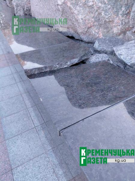У Кременчуці діти катаються по меморіалу «Вічно живим» і руйнують пам’ятник
