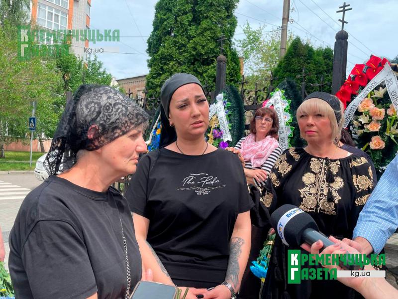 «Він назавжди залишиться в наших серцях»: у Кременчуці попрощалися з полеглим воїном Олегом Гринем, якого рік вважали зниклим безвісти