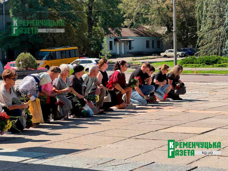 «Як я буду без тебе сама, зайчику мій…»: Кременчук на колінах провів у останню путь 32-річного воїна Богдана Череваня
