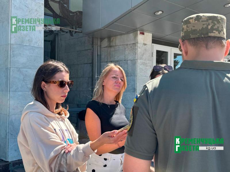 Навіки повернувся додому: Кременчук на колінах попрощався з воїном Артемом Комарчуком