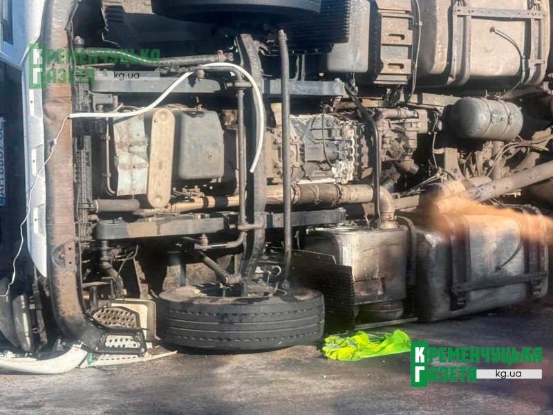 Аварія на повороті на Щербаки: біля Кременчука перекинувся MAN