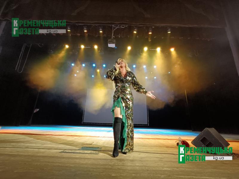 Після лікарні — на сцену Кременчука: Камалія співала про війну, свободу та збирала кошти на дрони