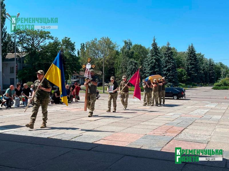 «Немає таких слів, які можуть загоїти рани...»: у Кременчуці попрощалися з Захисником Володимиром Божинським, якого довгі місяці вважали зниклим безвісти