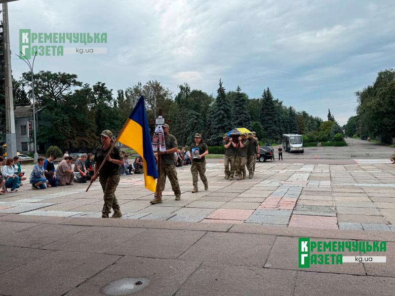 «Нарешті ти прийшов… Нарешті тебе привезли додому»: у Кременчуці попрощалися із Захисником Сергієм Копичком