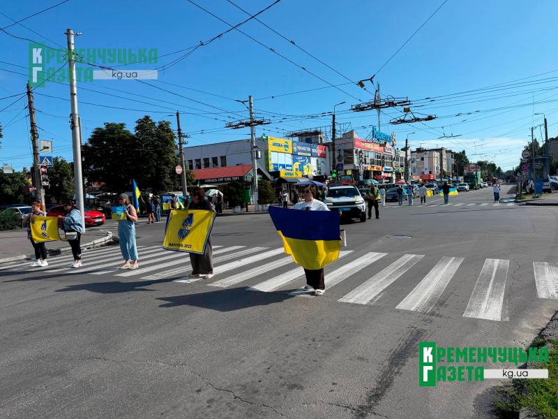 На декілька хвилин у центрі Кременчука зупинився рух: містяни вшанували пам’ять загиблих в Оленівці та всіх полеглих Захисників