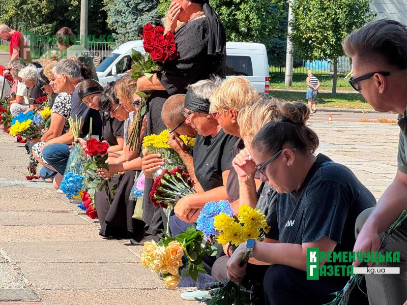 «Або він загине як герой, або буде Героєм України»: у Кременчуці провели в останню путь гранатометника Вячеслава Бурого