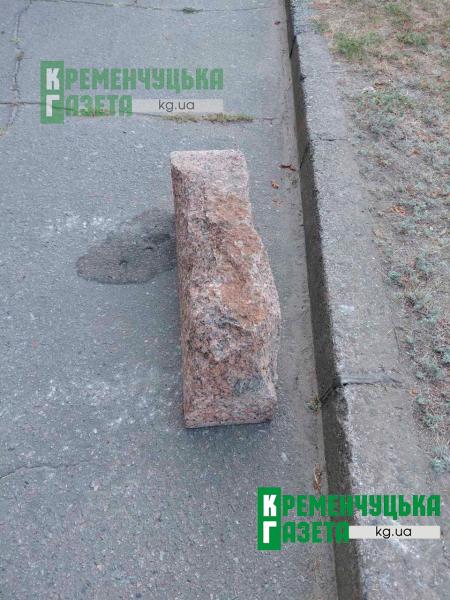 У Кременчуці діти катаються по меморіалу «Вічно живим» і руйнують пам’ятник