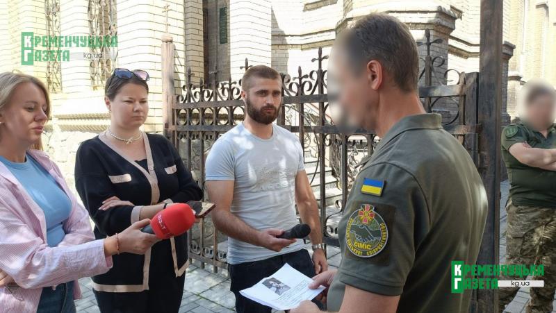 «Добрий, чесний, завжди вислухає»: у Кременчуці провели в останню путь захисника України Олексія Кухтіна