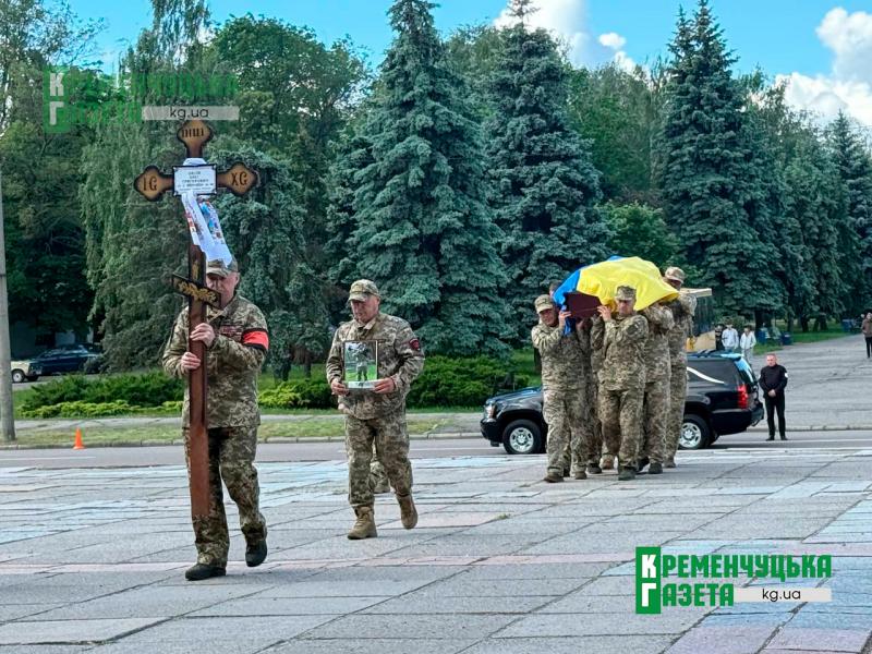 Нічого не боявся і пішов добровольцем: у Кременчуці попрощалися з полеглим захисником Олегом Овсієм