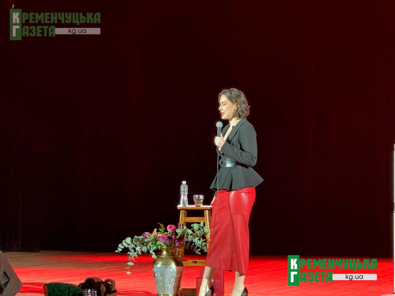 «Жінки, які самі заробляють на труси, трусами не розкидуються»: відвертий стендап Лєри Мандзюк у Кременчуці