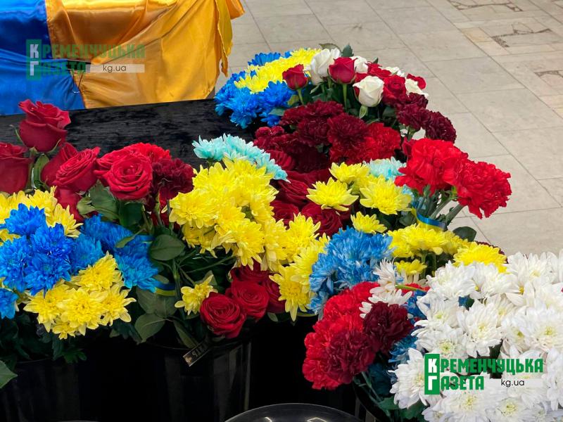 «Сашко був дуже позитивною, сміливою та інтелігентною людиною»: у Кременчуці в останню путь провели Захисника Олександра Шкапенка