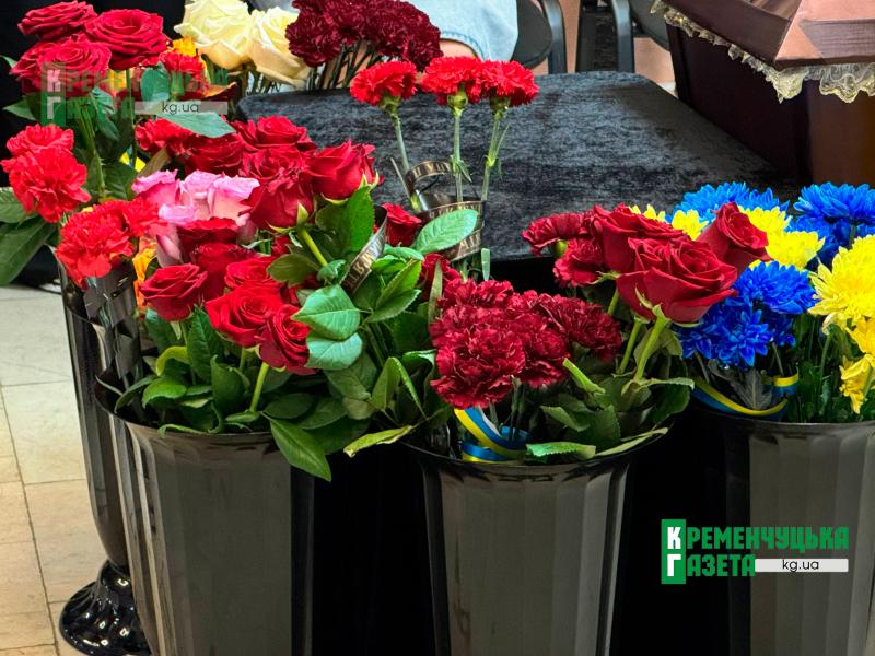 Навіки повернувся додому: Кременчук на колінах попрощався з воїном Артемом Комарчуком