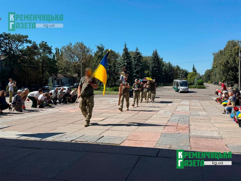 «Або він загине як герой, або буде Героєм України»: у Кременчуці провели в останню путь гранатометника Вячеслава Бурого