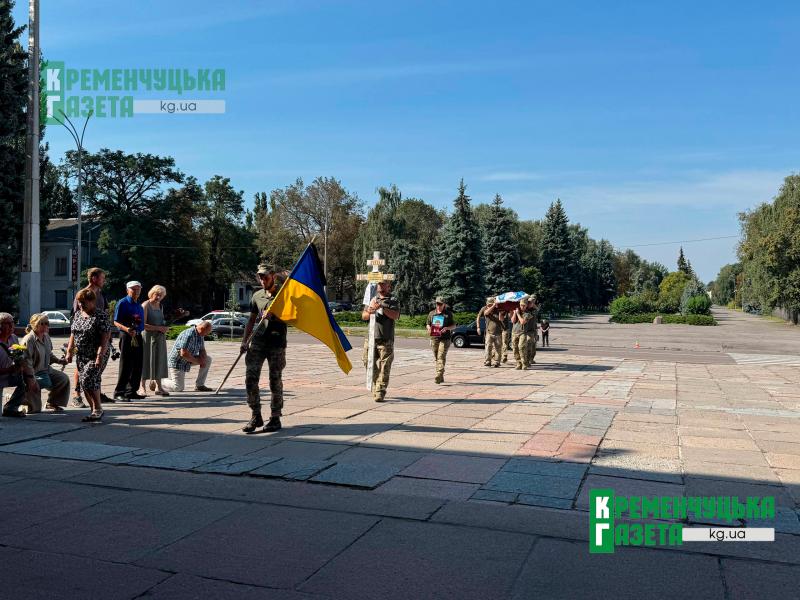 Кременчук провів в останню путь Романа Ведмедя — захисника, який став 22-м загиблим випускником гімназії №16