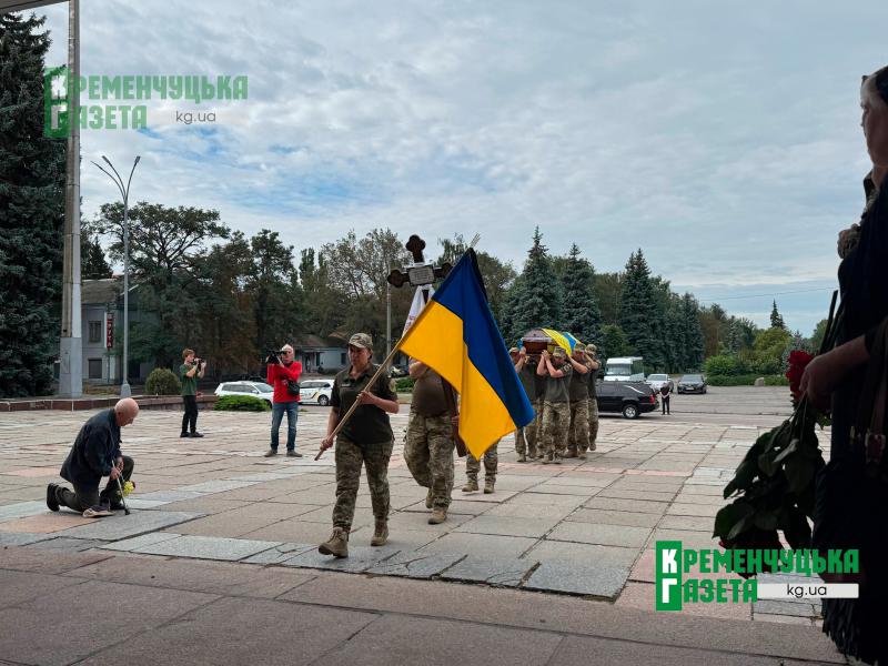 Пішов на війну услід за сином: Кременчук попрощався із Захисником Олександром Баштаненком