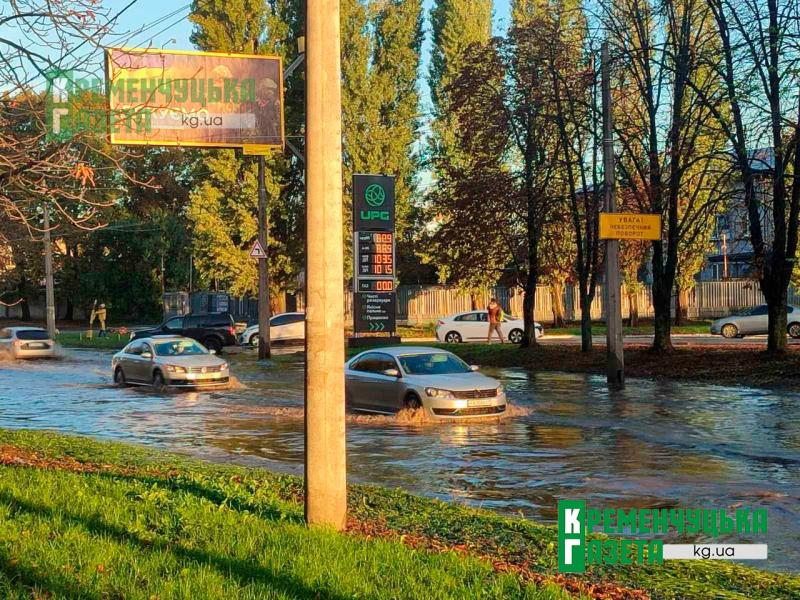 У Кременчуці після зливи вулиця перетворилась на море