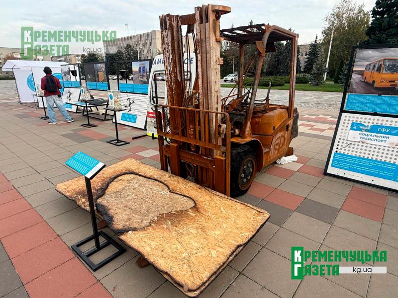 Понівечені авто й уламки російських дронів: у Кременчуці відкрили виставку простонеба